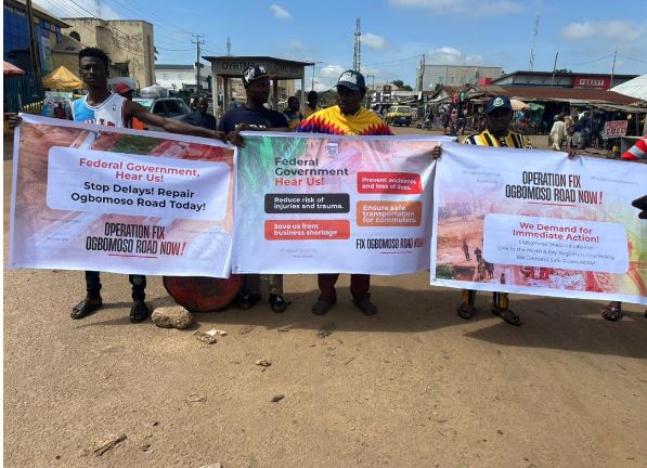 OGBOMOSO ROAD: YOUTHS, STUDENTS PROTEST POOR STATE, CALL ON FG TO FIX THE ROAD